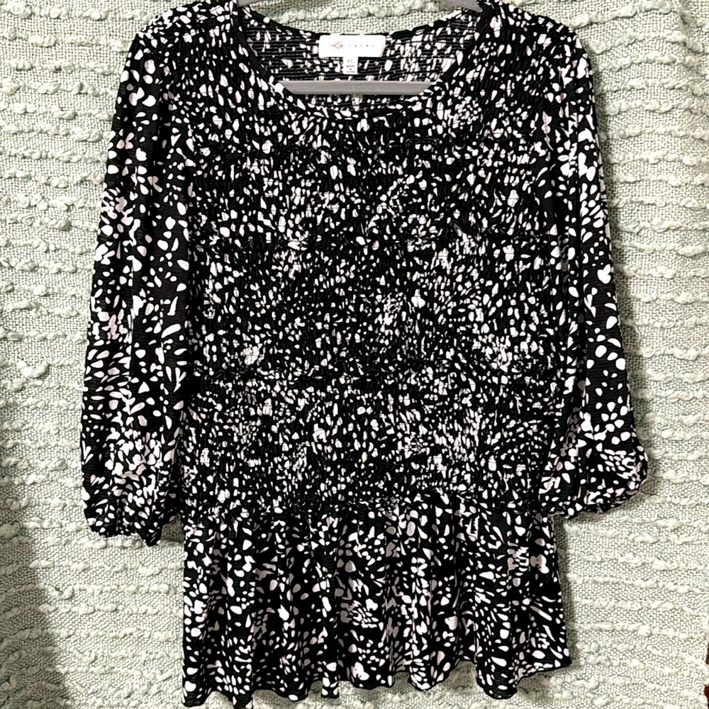 FEVER- Beautiful white and black blouse!